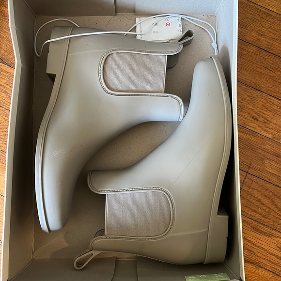 a new day Shoes - A new day water resistant Chelsea boots